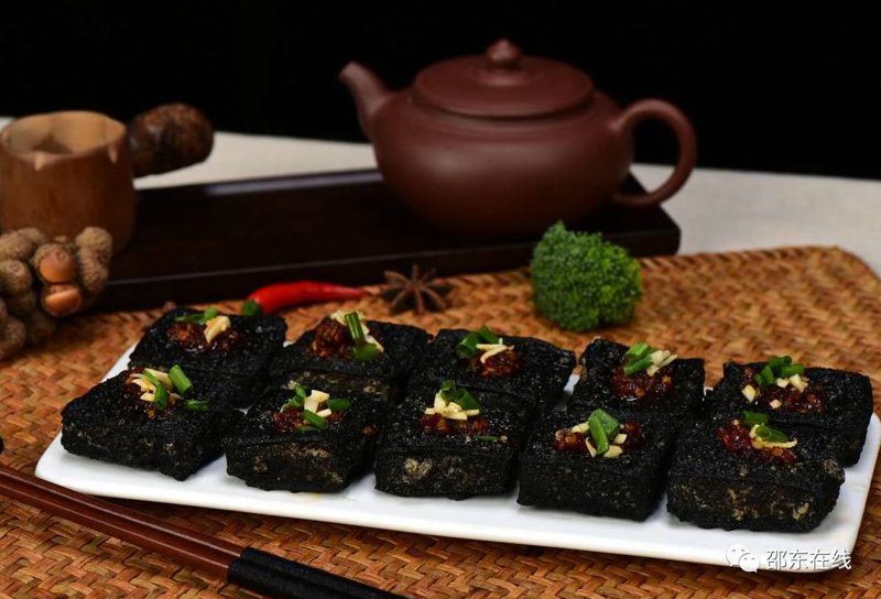 辣椒炒肉，一道家常菜中的经典之作！今天就来详细解析一下这道菜的做法与制作技巧。